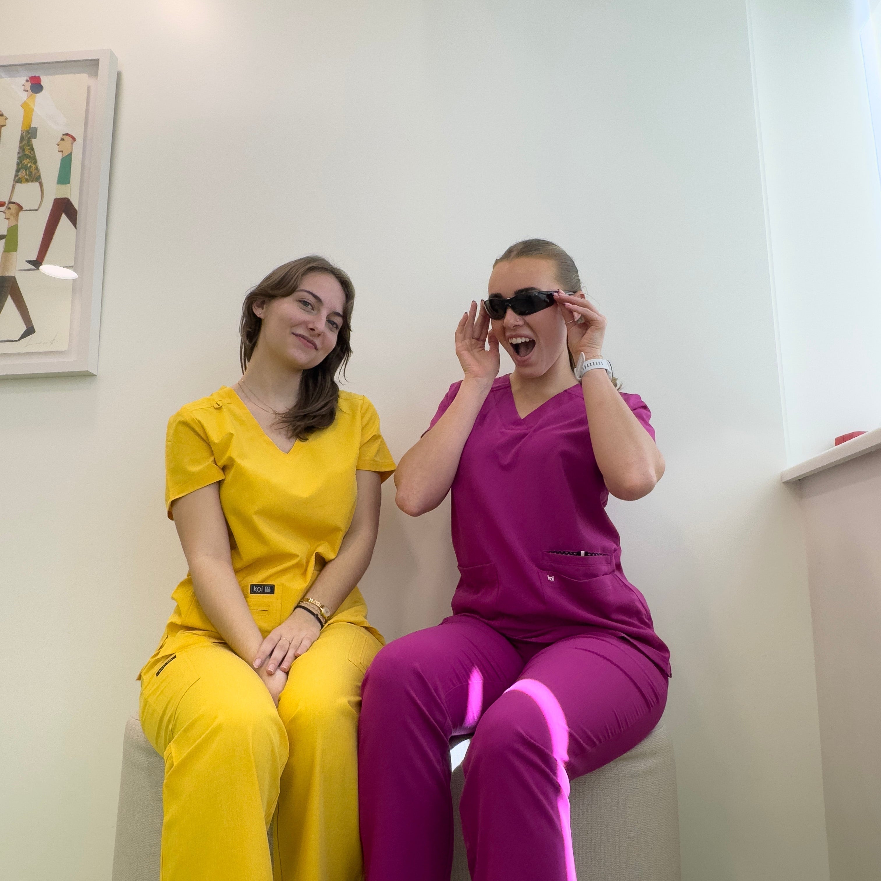 Ilumina tu jornada laboral: 5 beneficios de usar Uniformes Sanitarios de colores