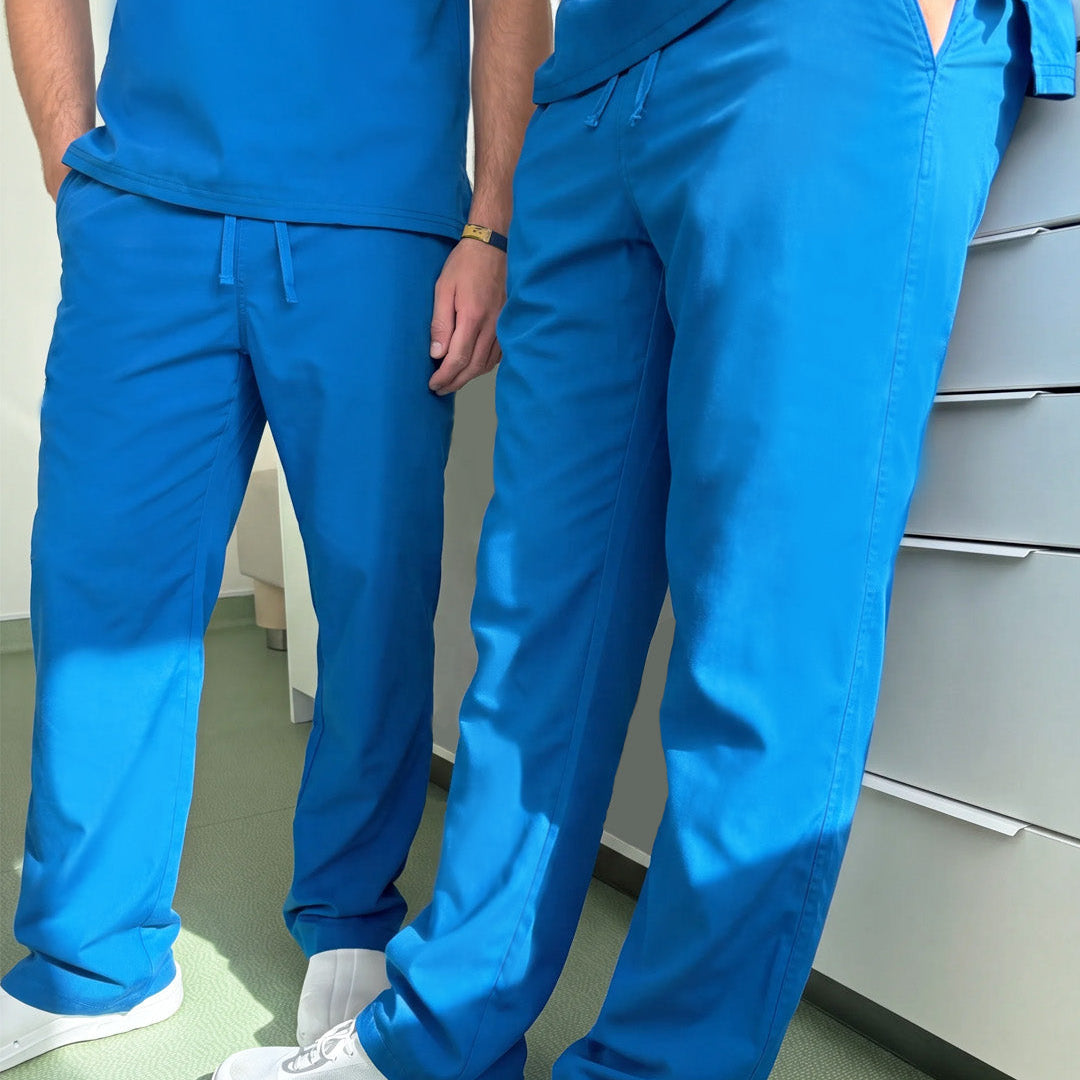 Zwei Zahnarzthelfer in Dickies Royalblau Kasack-Hose Set im Behandlungszimmer