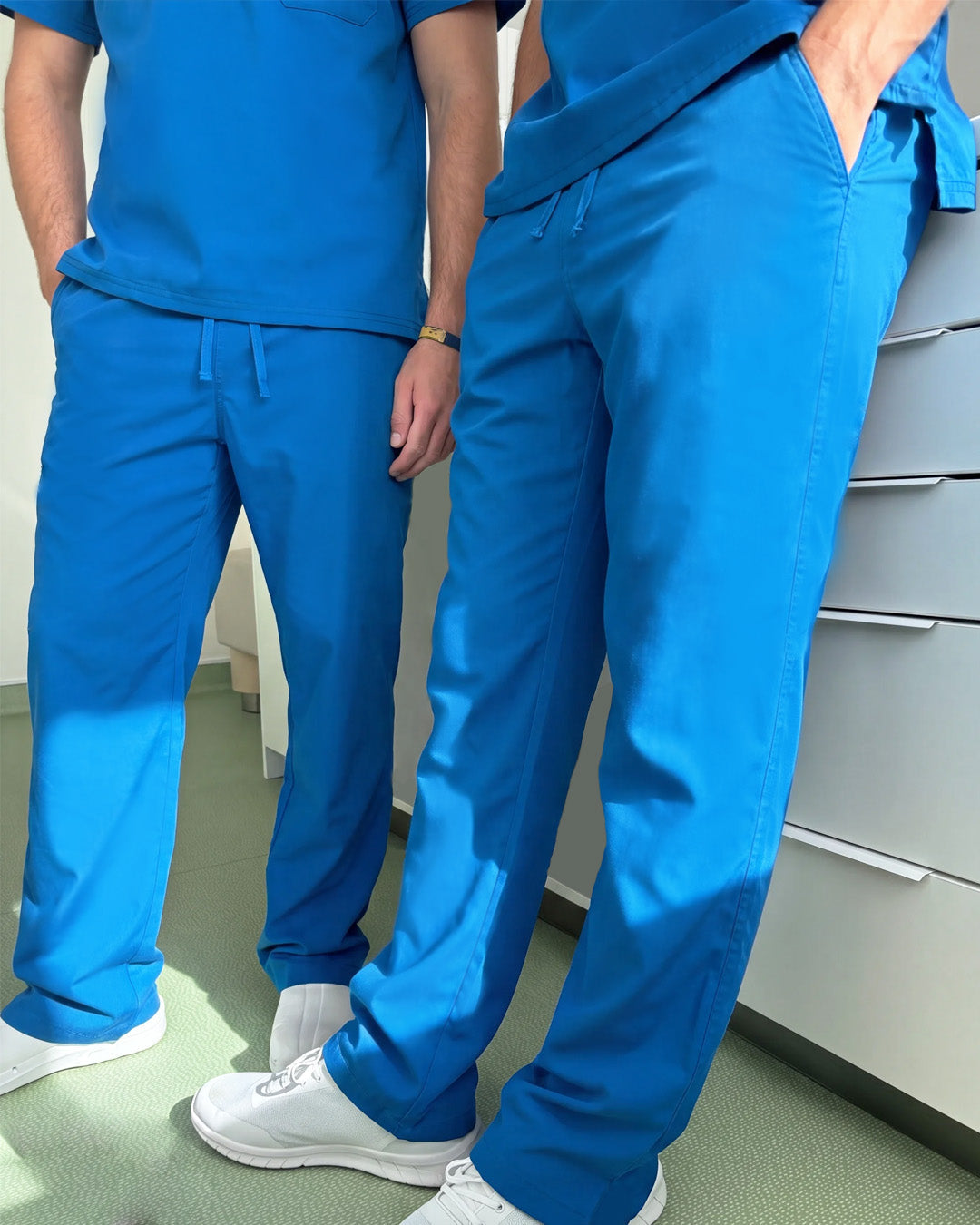 Zwei Zahnarzthelfer in Dickies Royalblau Kasack-Hose Set im Behandlungszimmer