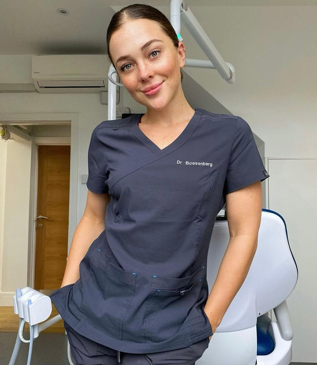 Uniformes Dentales en España: con estilo, cómodos y profesionales